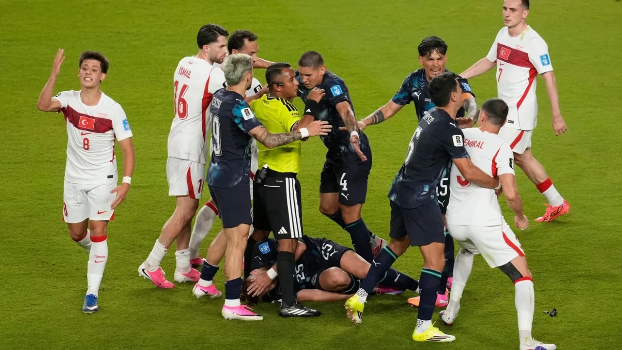 Premieră la Cupa Mondială, în Turcia – Paraguay. Un jucător a fost eliminat pentru că și-a acoperit gura cu mâna