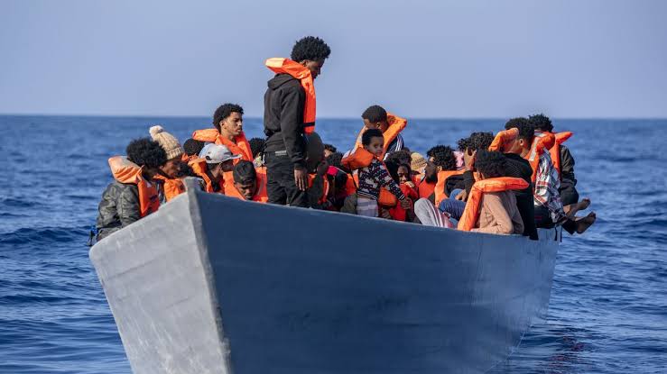 The Telegraph: Peste 50.000 de migranți ilegali și infractori străini au dispărut din evidențele autorităților britanice