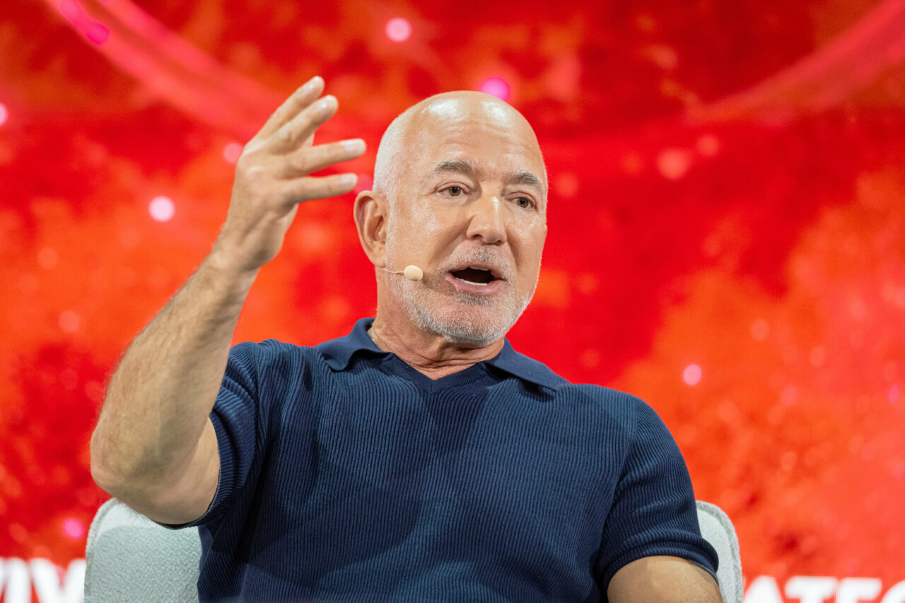 Jeff Bezos preconizează că AI va duce la crearea mai multor locuri de muncă decât la dispariția lor