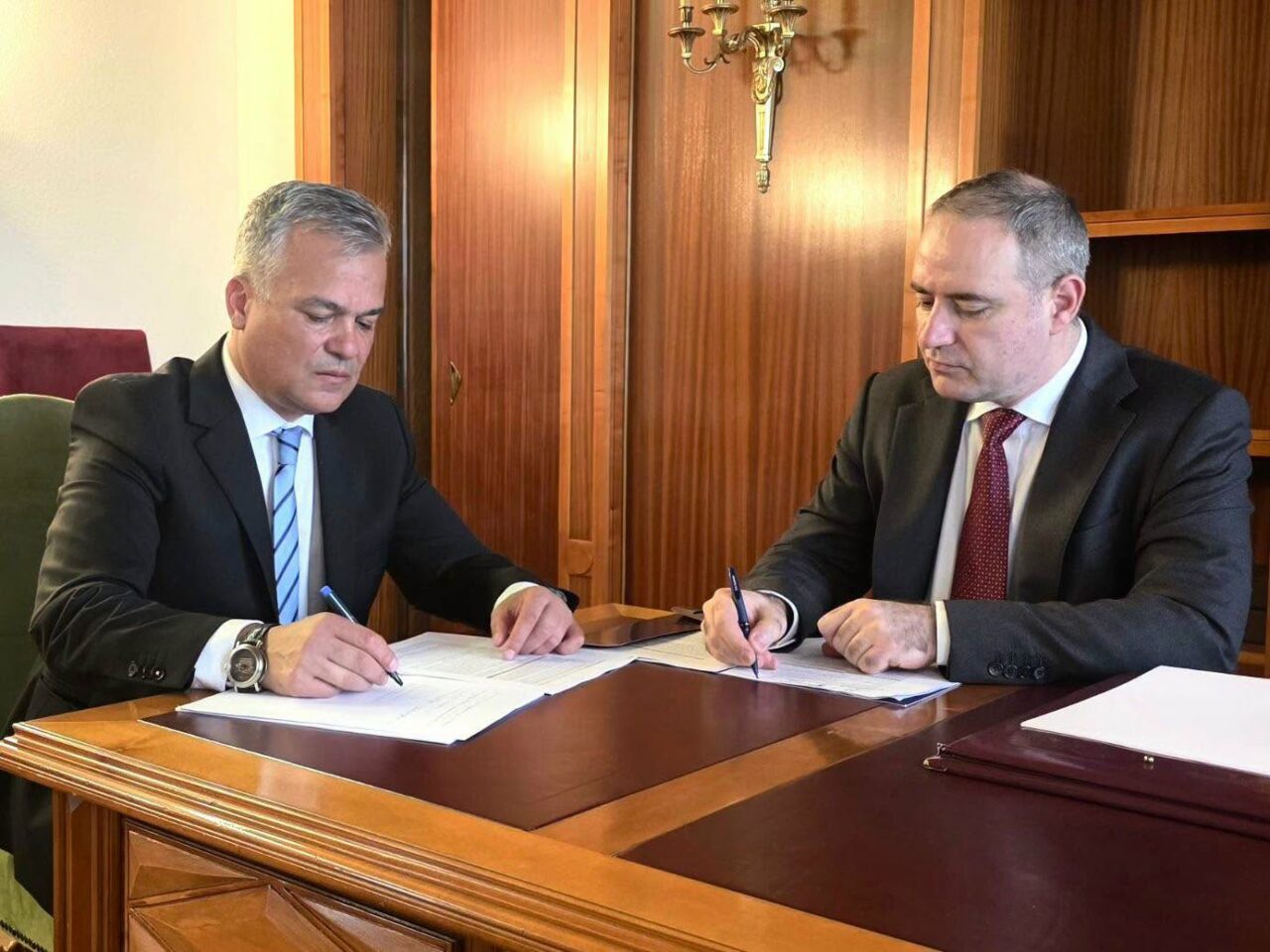 Adrian Veştea îl reconfirmă pe Alexandru Nazare în funcţia de ministru de Finanţe şi dă ca sigur votul de investitură din parlament