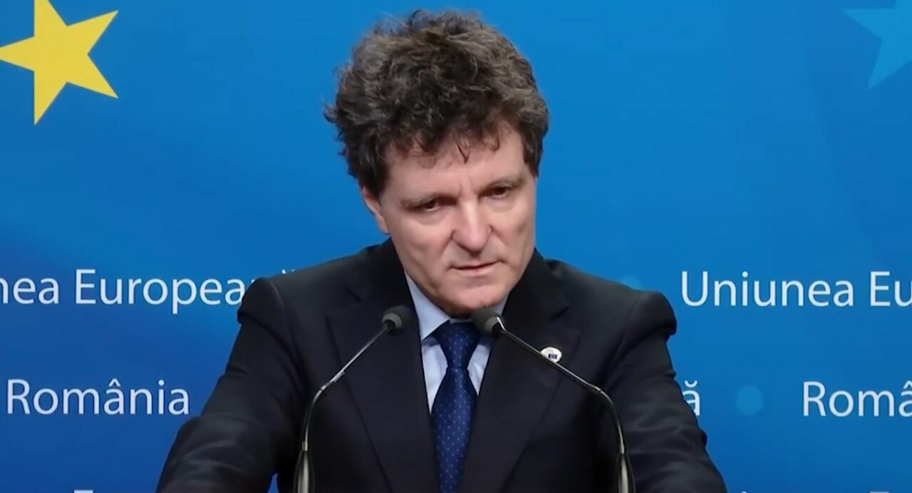 Nicușor Dan, confuz, obosit și cu capul ascuns în pupitru. S-a bâlbâit, s-a fâstâcit și a răspuns incoerent la întrebările jurnaliștilor, la finalul Consiliului European