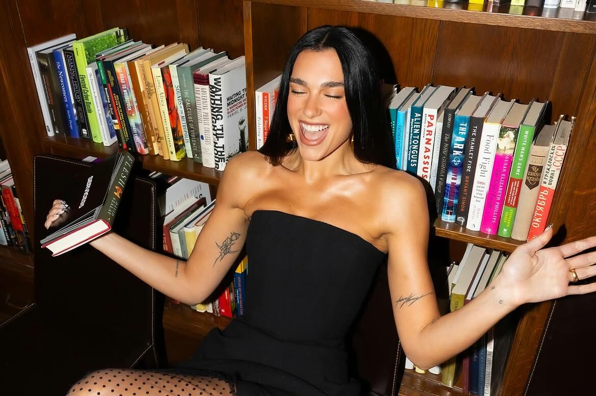 Dua Lipa deschide „Manifesto Library” în Porto: bibliotecă dedicată cărților interzise și cenzurate
