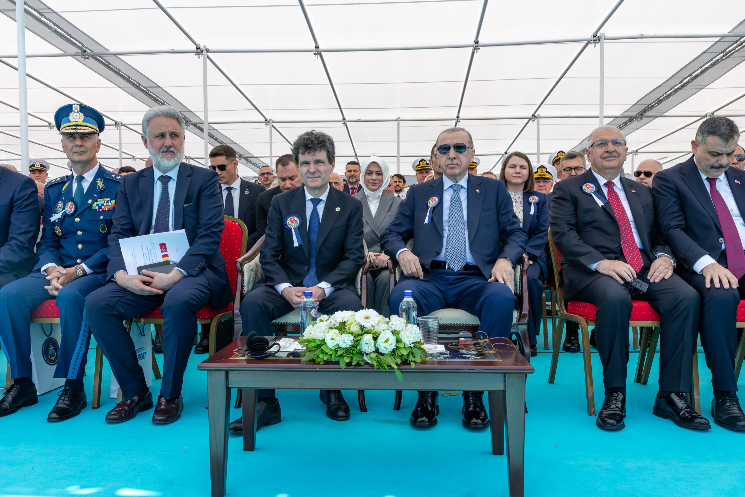 Nicușor Dan s-a încurcat în căștile de traducere, în Turcia. Le-a găsit cu greu și abia a reușit să și le așeze pe cap. Scena a atras atenția și delegației lui Erdogan, care a privit fascinată la președintele român