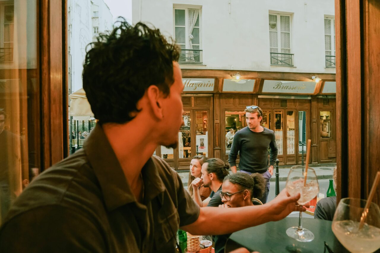 Spitale în colaps și restricții dure: Parisul interzice consumul și vânzarea de alcool pe timp de caniculă. Cât timp va fi în vigoare măsura