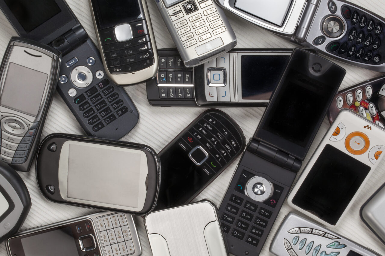 Cercetătorii reciclează telefoanele vechi și le grupează în „platforme de calcul” care funcționează ca un centru de date low-cost