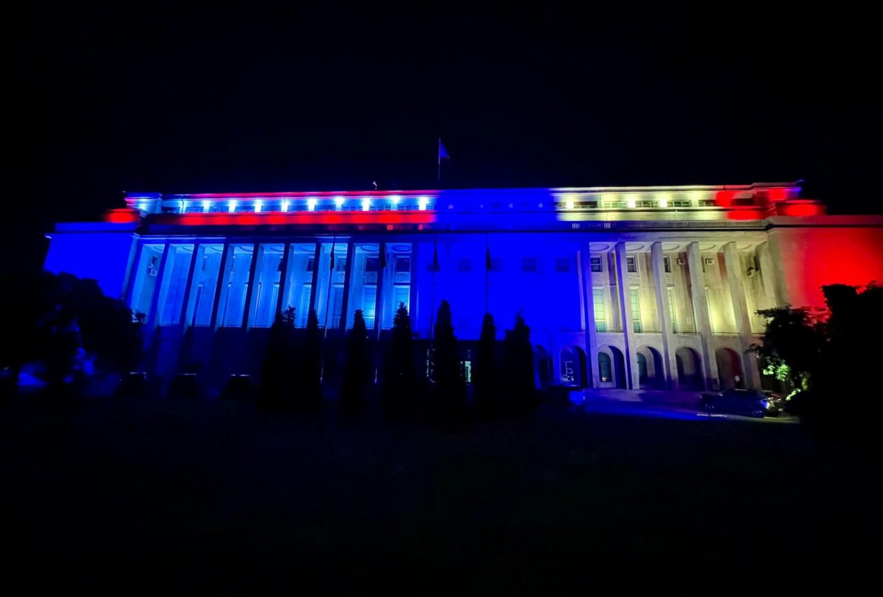 “Guvernul anti-Trump” al României a iluminat Palatul Victoria în culorile SUA de ziua americanilor