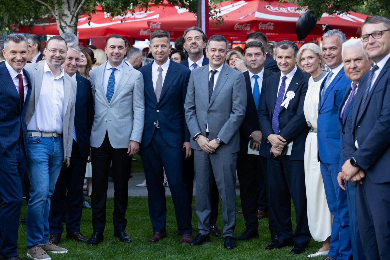 Puciștii din PNL s-au pozat cu Grindeanu la recepția Ambasadei SUA. Adrian Veștea, Hubert Thuma, Alina Gorghiu și Lucian Bode, printre cei prezenți