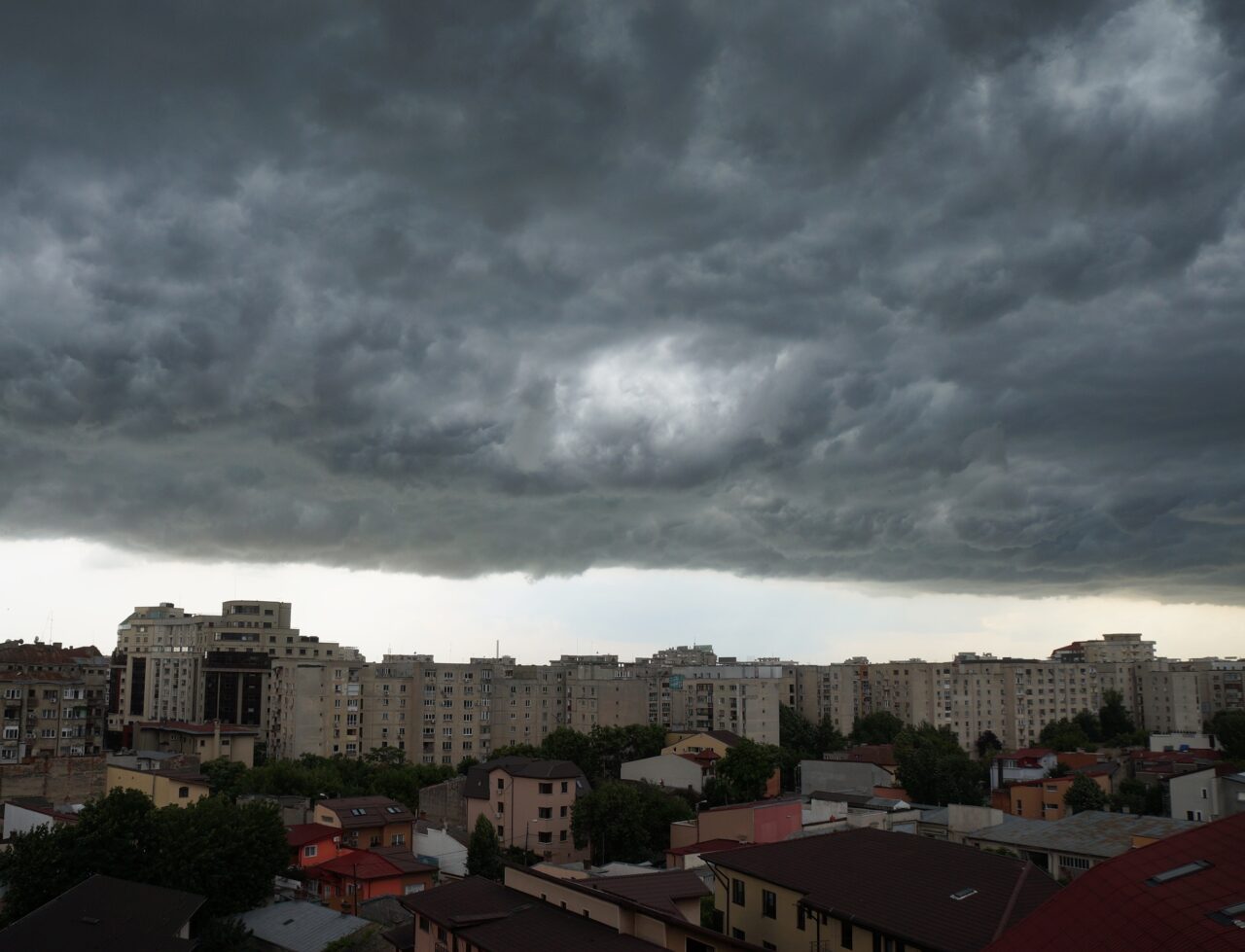 România, sub coduri portocalii și galbene de vijelii și grindină. Vremea severă a făcut deja prăpăd în mai multe județe din țară