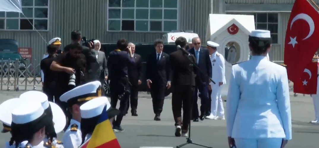Nicușor Dan s-a întâlnit cu Erdogan la Istanbul, la ceremonia de primire a corvetei cumpărate de România din Turcia. Ce dotări are nava