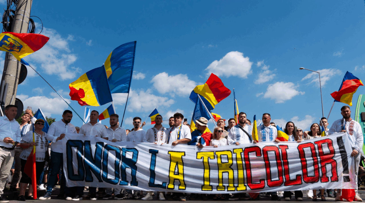 Peste 2.000 de români au sărbătorit Ziua Tricolorului la tradiționalul Marș al Tricolorului organizat de AUR la Târgu Mureș
