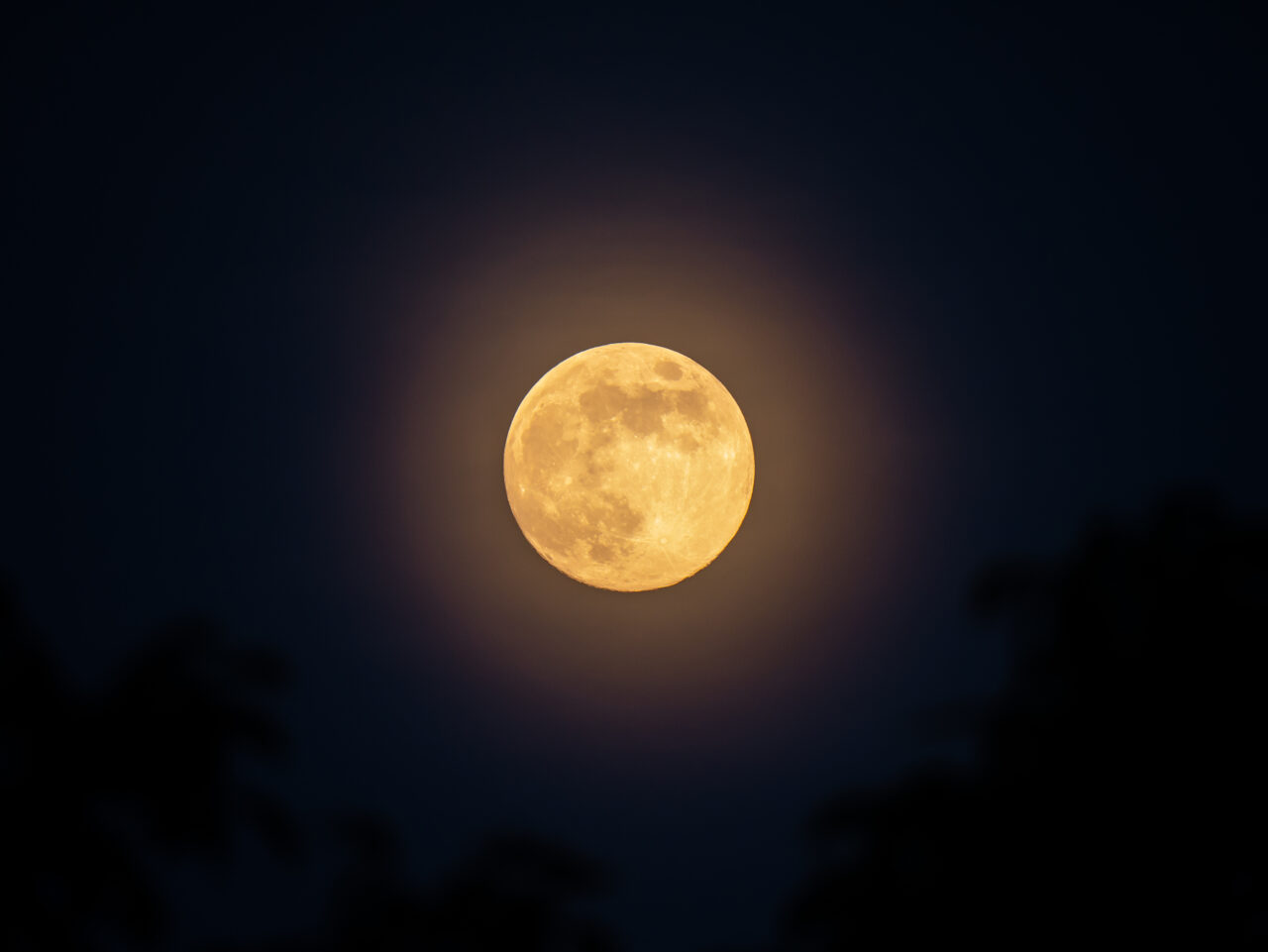 „Luna Căpșună”, spectacolul astronomic vizibil în această seară pe cerul Europei. De unde vine numele și de ce nu are nicio legătură cu culoarea ei