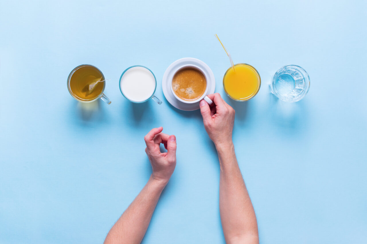 Apă, suc sau cafea: ce să bei pe timp de caniculă și ce să eviți