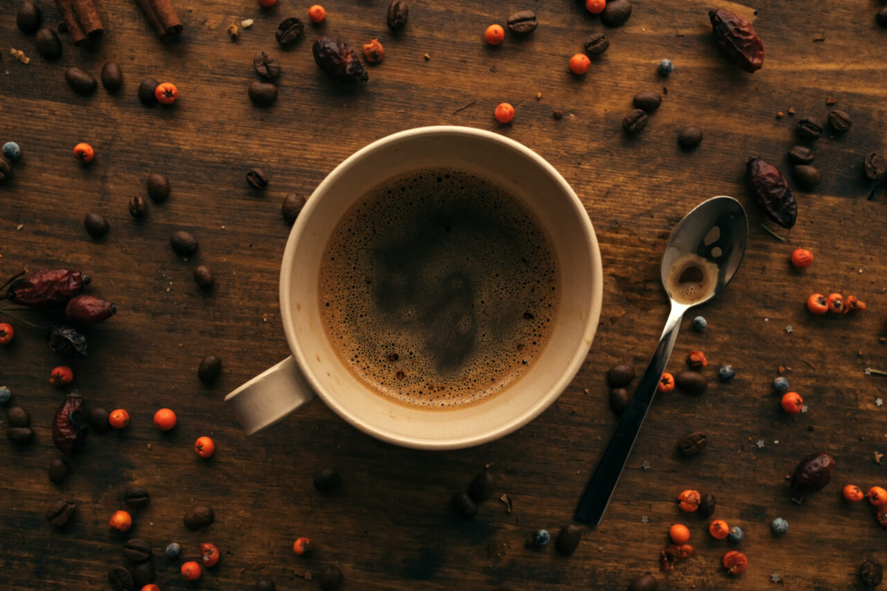 De ce să amesteci cafeaua cu piper negru, potrivit experților
