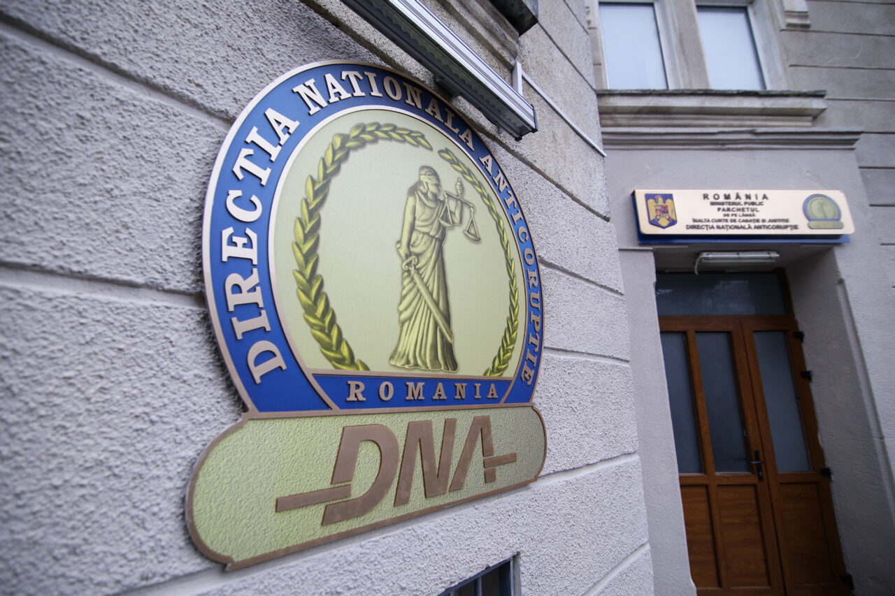 Un comisar șef în Poliția Buzău a fost arestat după ce ar fi luat mită 77.500 de lei. DNA explică pentru ce ar fi fost dați banii