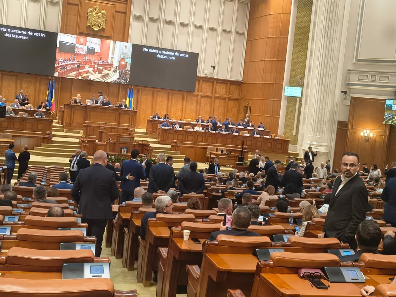 A început ședința de învestire a Guvernului Veștea. 358 de aleși sunt în sală. Simion anunță că AUR părăsește sala. UDMR face la fel