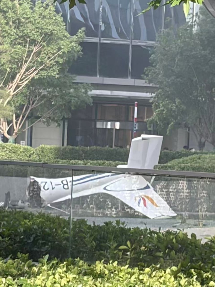 Un avion de mici dimensiuni s-a izbit de un zgârie-nori cu 109 etaje din Beijing