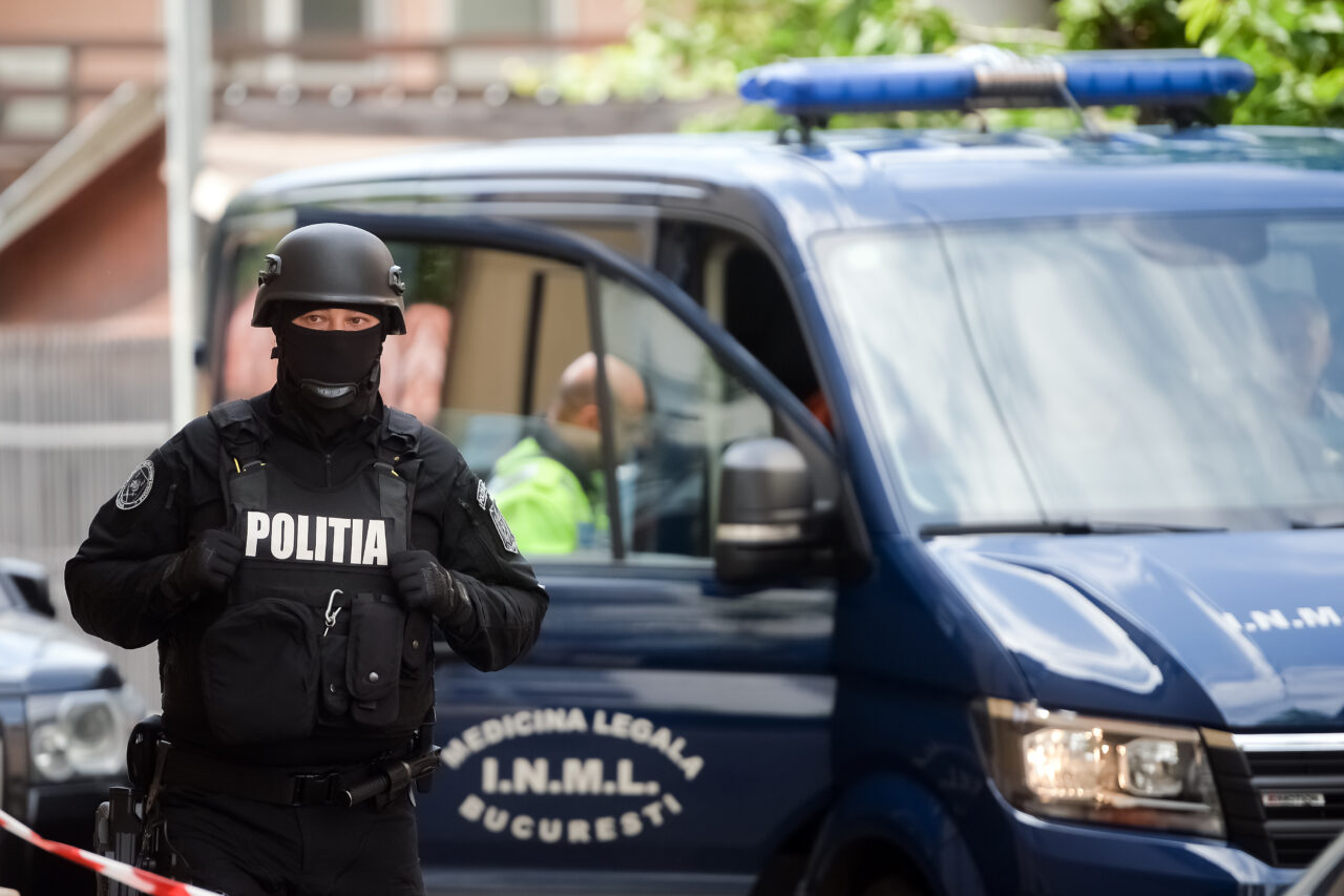 Trupele speciale au intervenit în Sectorul 4. Un bărbat înarmat cu un cuțit amenința că își va face rău, iar familia era în pericol