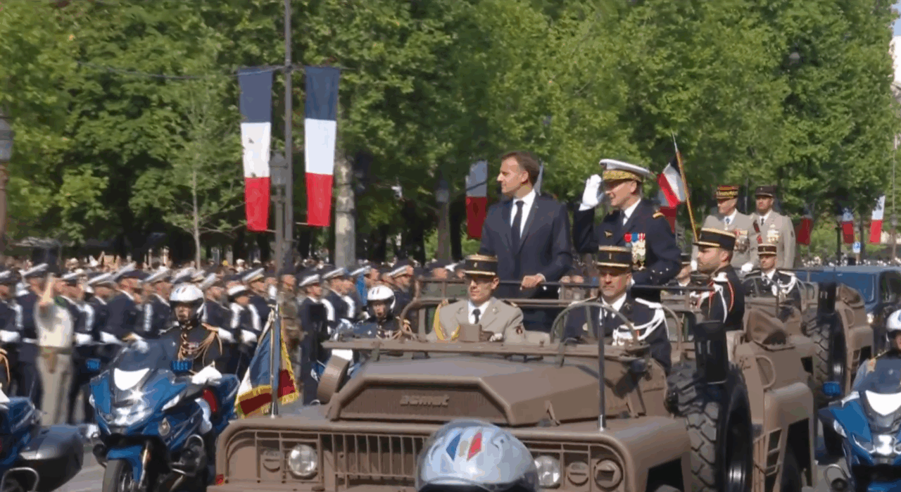 Ultima paradă de Ziua Franței pentru Emmanuel Macron: Peste 6.700 de soldați, inclusiv români, și sute de avioane, elicoptere și vehicule defilează pe Champs-Élysées