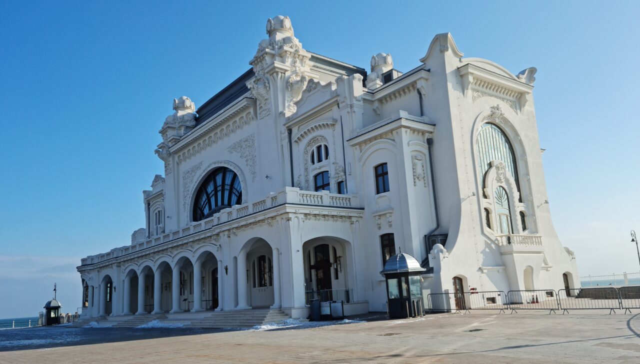 Cât costă o apă minerală și un cappuccino la Cazinoul din Constanța. Bonul fiscal care a stârnit discuții aprinse online