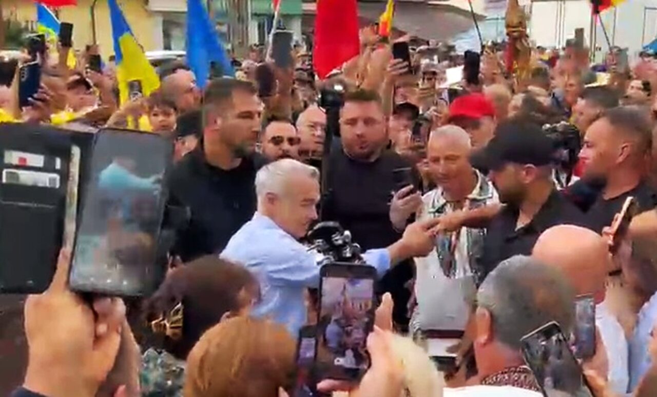 Călin Georgescu, primit cu flori și urale la Târgul de la Izbiceni, Olt. „Țara întreagă va fi din nou a voastră”