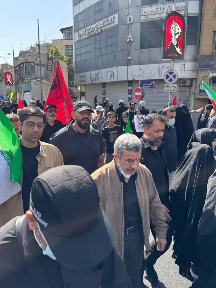 Fostul președinte iranian, despre care s-a spus că a fost ucis la începutul războiului, prezent la înmormântarea lui Ali Khamenei