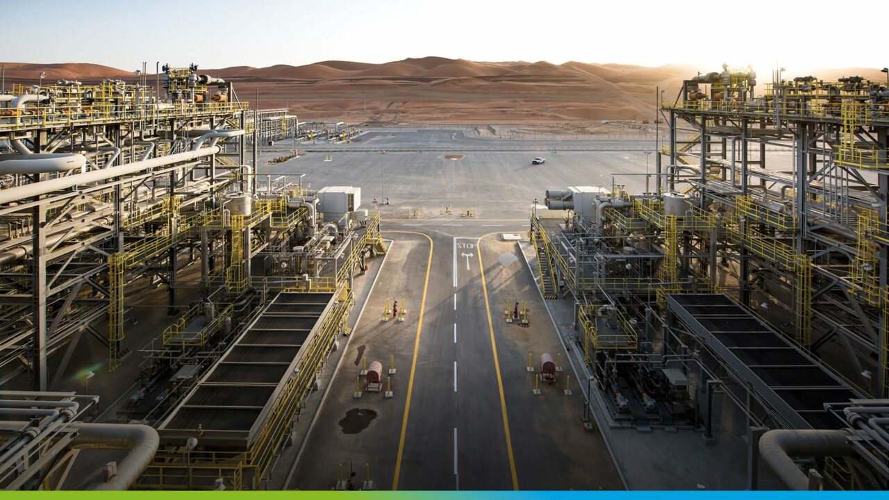 Gigantul petrolier Saudi Aramco închide una dintre cele mai mari rafinării, după un atac al rebelilor Houthi. Când ar putea fi reluate operațiunile