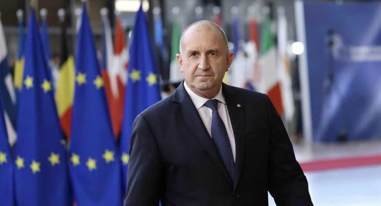 Guvernul bulgar mută avioanele-cisternă ale SUA pe un aeroport militar. De ce refuză premierul Rumen Radev staționarea aeronavelor la Sofia