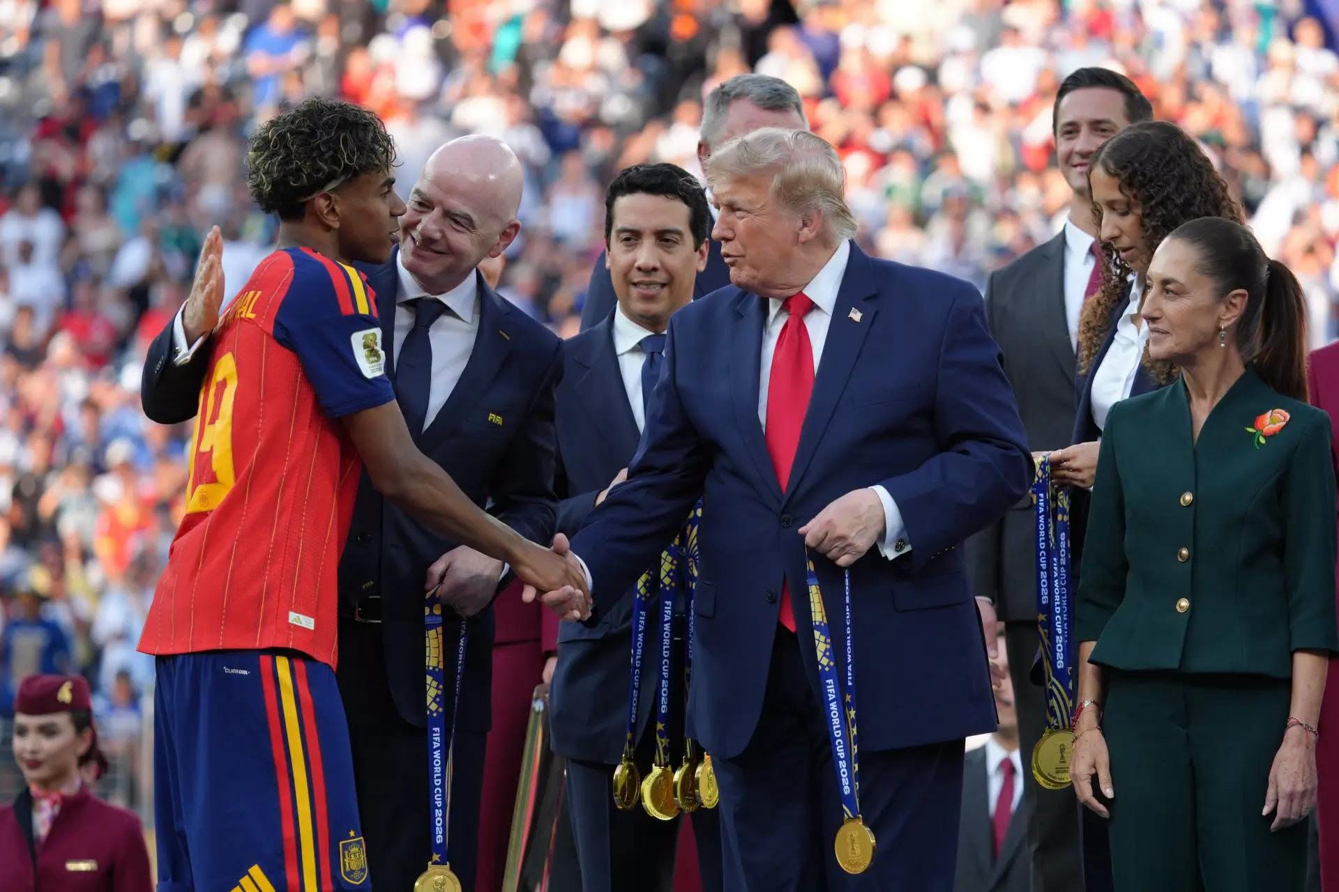 Trump, un nou moment viral la finala Cupei Mondiale 2026. A rămas pe scenă când Spania ridica trofeul suprem, ignorându-l pe șeful FIFA