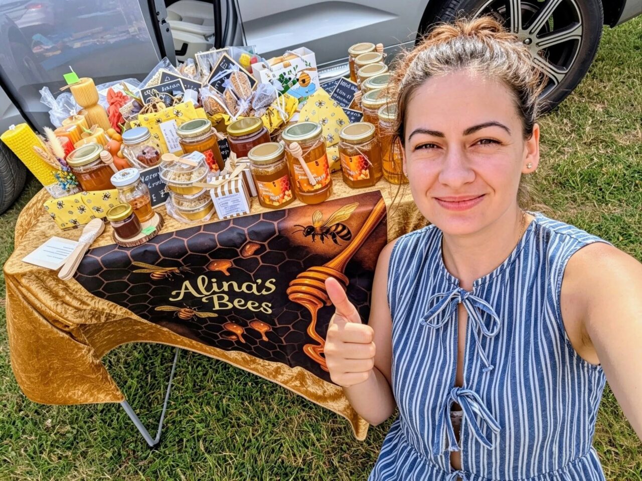 O româncă i-a cucerit pe britanici cu mierea ei naturală. Alina a învățat singură apicultura și în prezent are o afacere de succes