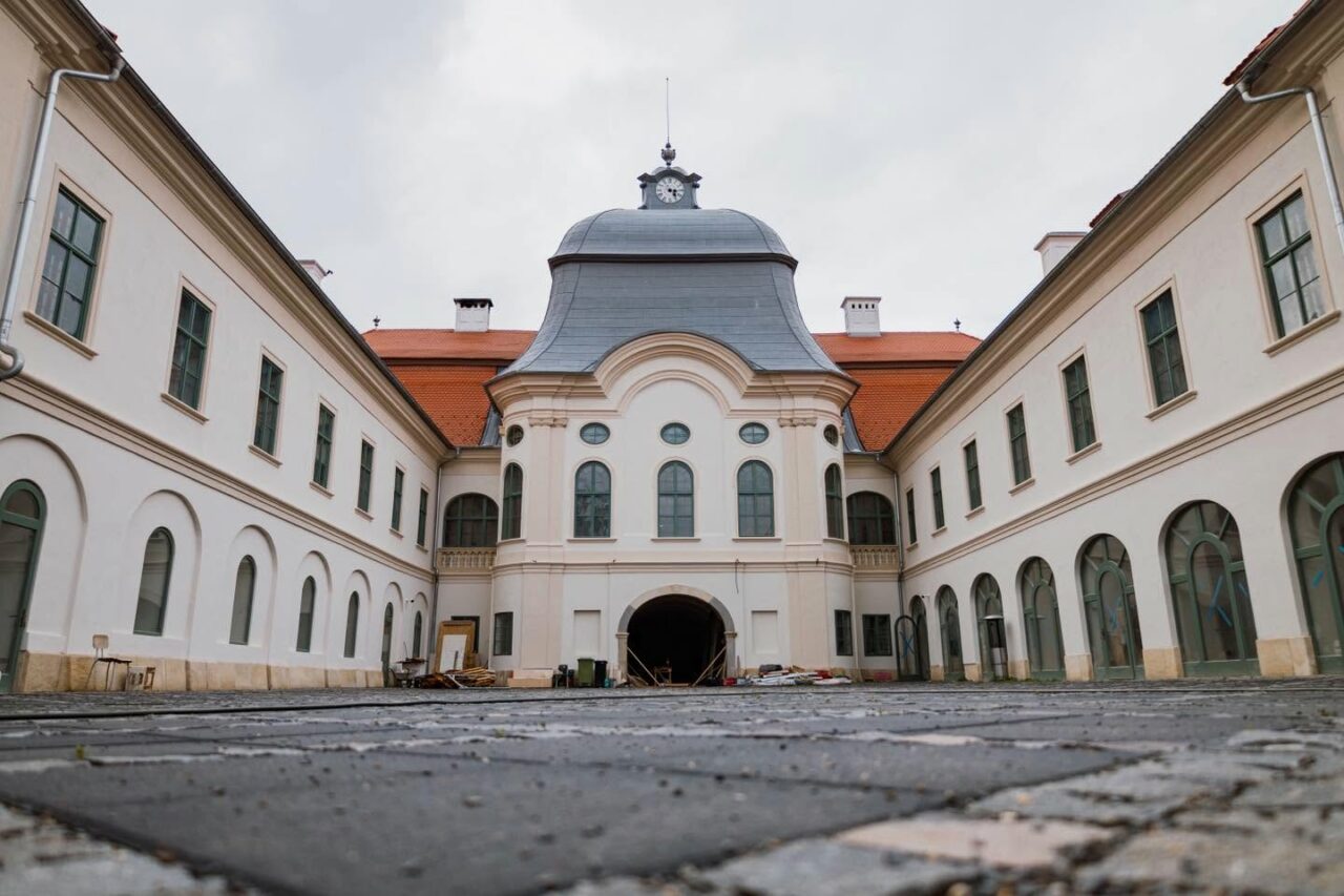 Cel mai frumos castel din Ardeal s-a redeschis. Bjjuteria barocă are 52 de camere și 365 de ferestre. Simbolizează fiecare săptămână și zi a anului