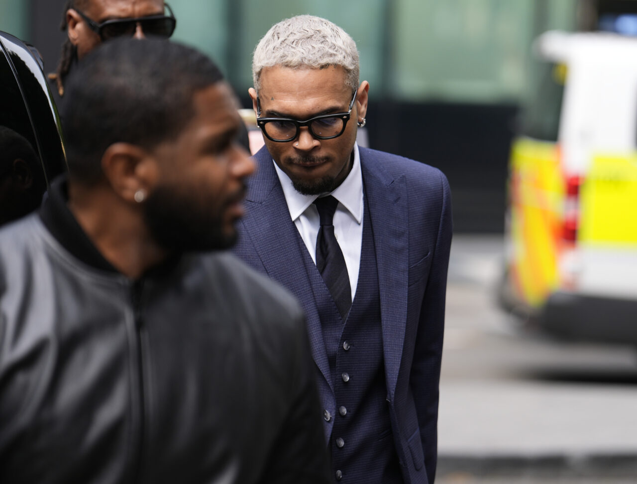 Cântărețul Chris Brown pledează „vinovat“ pentru că a atacat un producător muzical într-un club de noapte din Londra