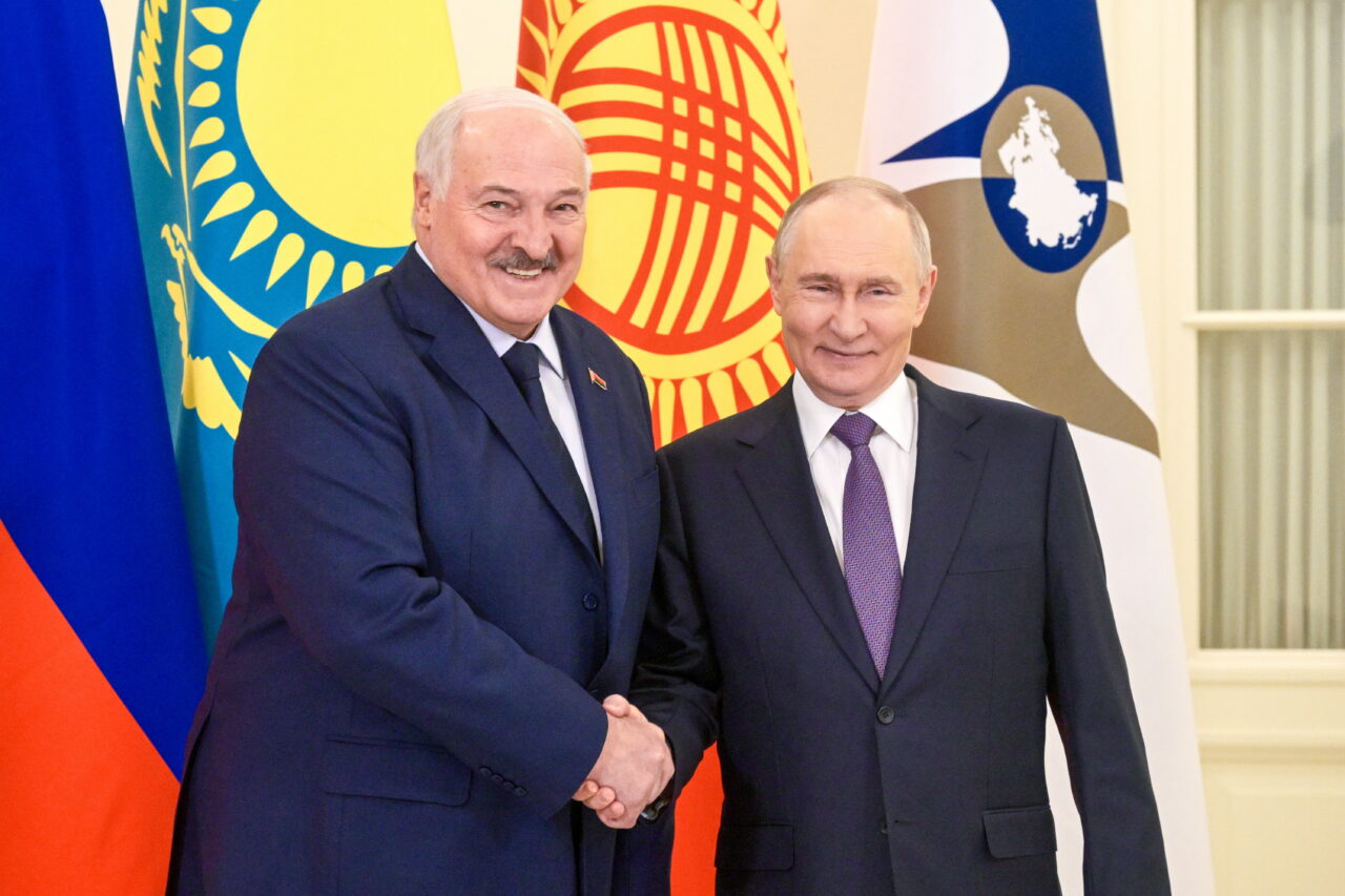 Dilema „Belarus”. Cum aleargă Lukașenko după doi iepuri, în timp ce rămâne sub umbrela lui Putin