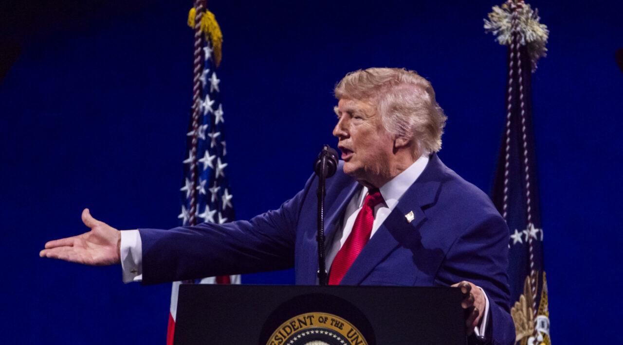 Trump anunță că SUA vor bombarda un pod sau o centrală electrice din Iran de fiecare dată când o navă din Strâmtoarea Ormuz va fi atacată