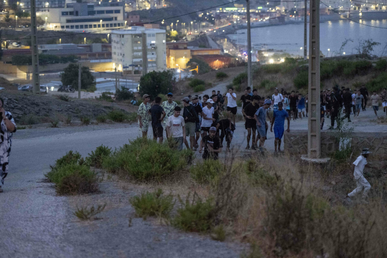 Trecerea ilegală a mii de marocani în Ceuta a determinat Franța să întărească controlul la granița cu Spania.
