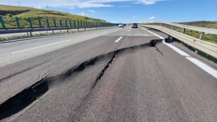 Pericol pentru șoferi după ce o porțiune din A10 Sebeș–Turda s-a surpat. Zona de drum care a cedat a mai fost reparată în urmă cu trei ani