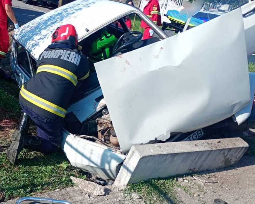 Accident grav în Argeș. Un bărbat a murit, iar alte două persoane au fost rănite după ce o mașină s-a izbit de un cap de pod
