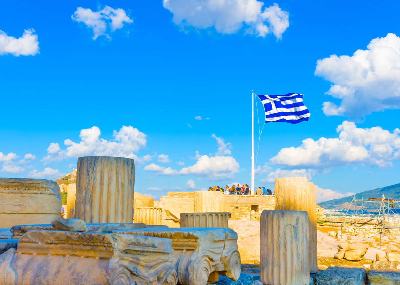 O greșeală banală îi poate obliga pe turiști să meargă desculți în Grecia. Unde și despre ce este vorba