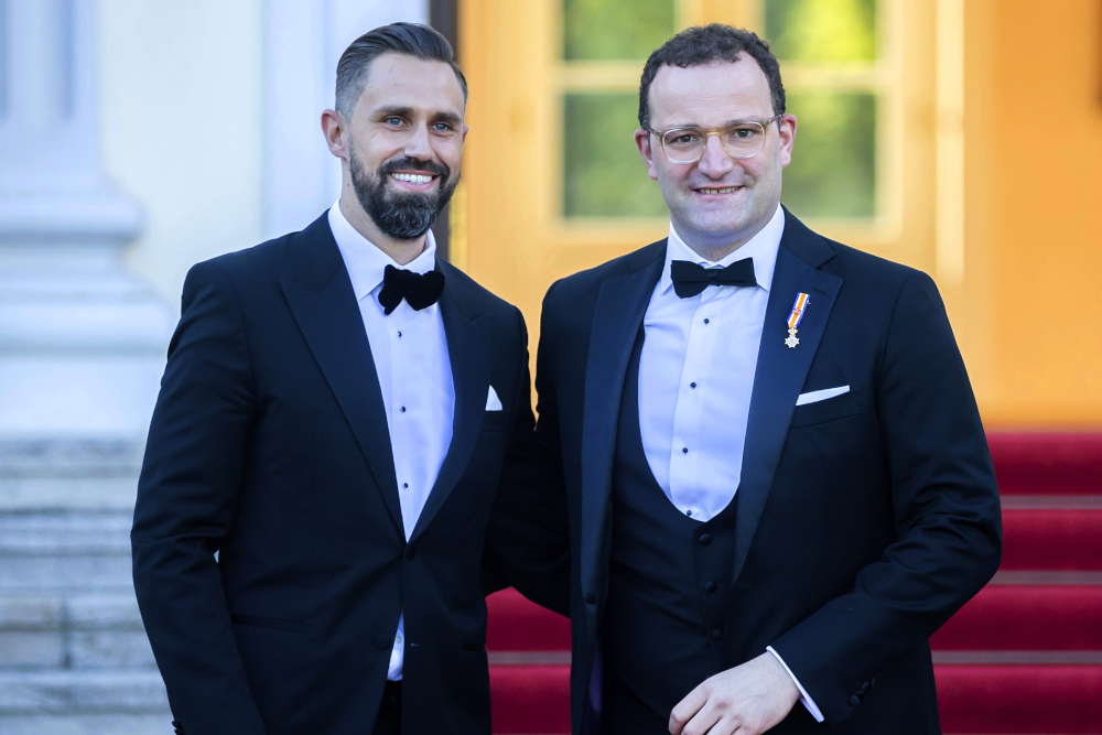 Liderul grupului parlamentar al partidului lui Friedrich Merz a demisionat după ce el și soțul său au apelat la o mamă surogat pentru a deveni părinți