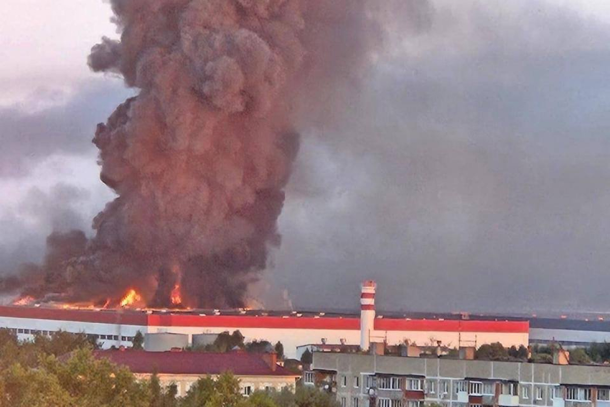 Noapte de foc lângă Moscova. Incendii uriașe la un depozit de petrol și la un nou centru Wildberries după un atac cu drone ucrainene