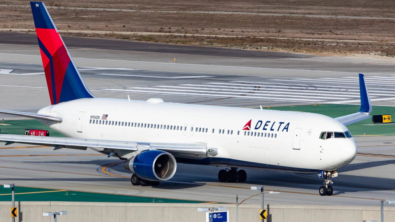 Incident aviatic de Ziua Independenței: un avion al Delta Air Lines, lovit de un foc de artificii în timpul aterizării. „Tocmai am auzit o explozie”