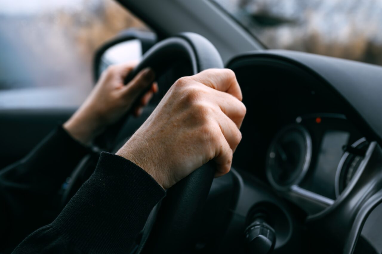 Șoferii care nu își plătesc amenzile rămân cu permisul de conducere. Curtea de Apel București a suspendat hotărârea Guvernului