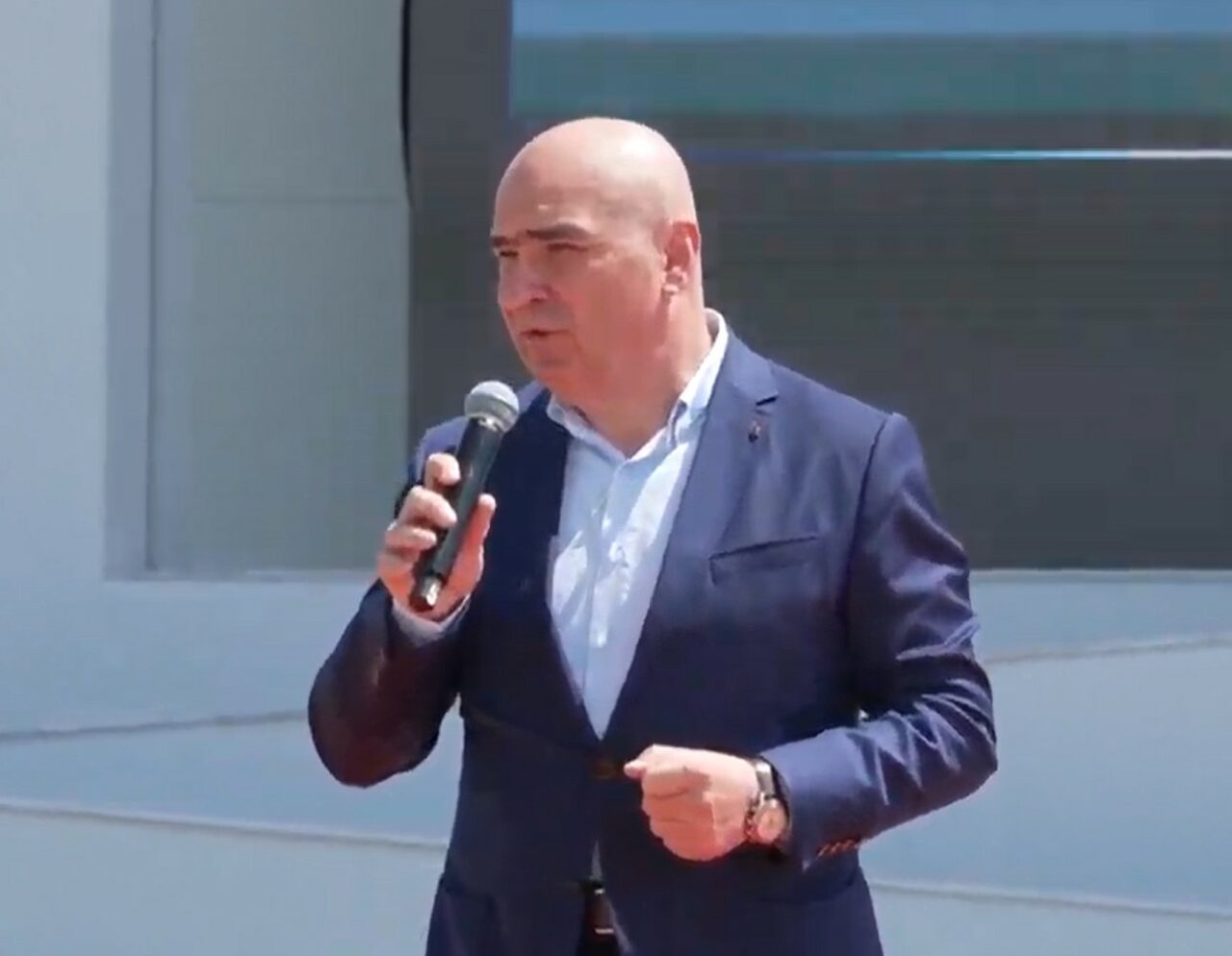 Ilie Bolojan i-a mulţumit lui Ion Ţiriac pentru că i-a adus din China echipamente, în perioada pandemiei
