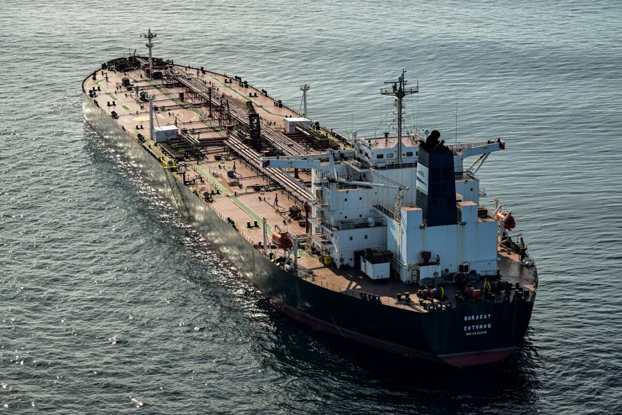 Financial Times: Căpitanii de petroliere, remunerați cu până la 100.000 de dolari pe lună pentru a traversa Strâmtoarea Ormuz