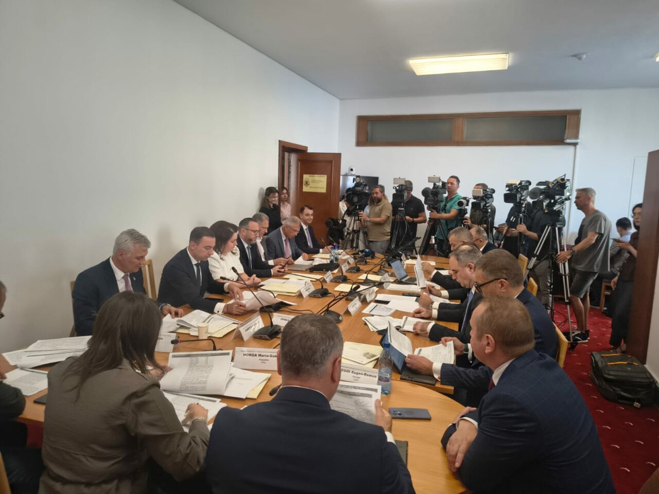 Deputații au votat în Comisia de Buget o acciză la carburanți care să varieze între 5-25%, iar prețul motorinei standard să nu depășească 10 lei
