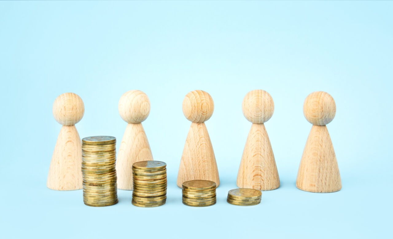 Topul salariilor și domeniile cu cele mai mari diferențe în interval de un an. Cine conduce creșterile salariale în România și unde sunt scăderi