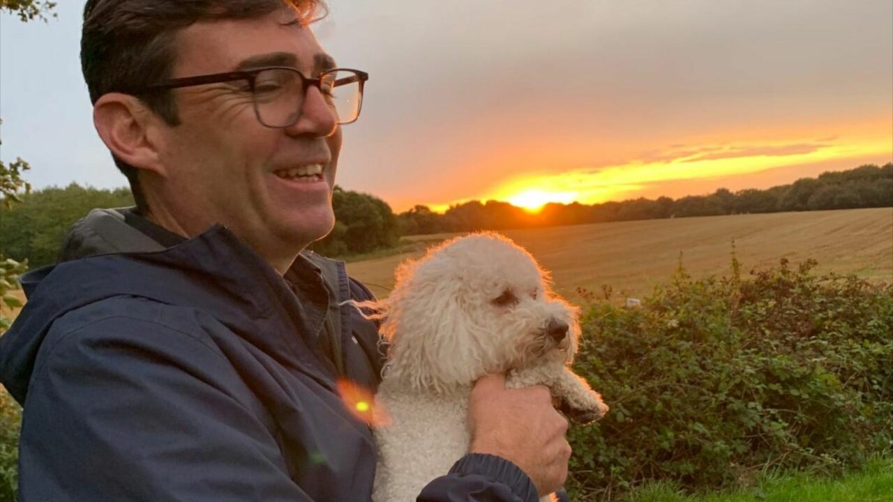 Andy Burnham nu își va muta câinele la Downing Street. Care este motivul pentru care Axel va rămâne în nordul Angliei