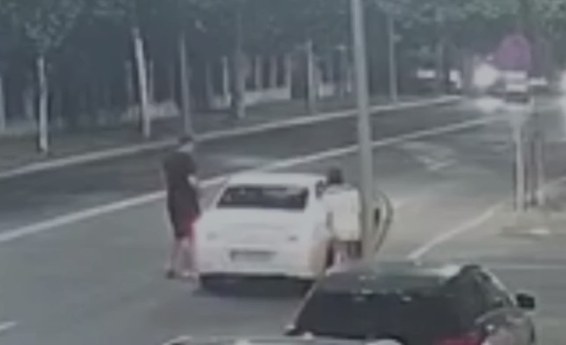 Un șofer de taxi, din Capitală, l-a bătut pe un client cu pumnii și picioarele, pentru că i-a crăpat parbrizul. Agresorul e cunoscut că practică boxul