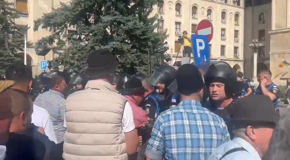 Scandal la protestul oierilor. Fermierii au forțat gardurile de protecție, pentru a intra în sediul ANSVSA. Jandarmii au folosit gaze lacrimogene