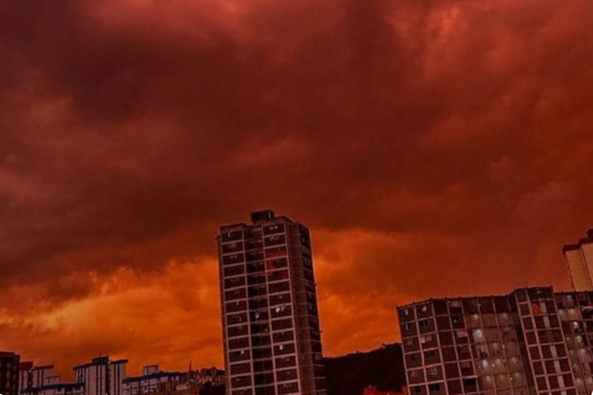 Imagini apocaliptice în Venezuela. Cerul s-a colorat în roșu deasupra Caracasului. Explicația științifică a fenomenului care a stârnit panică