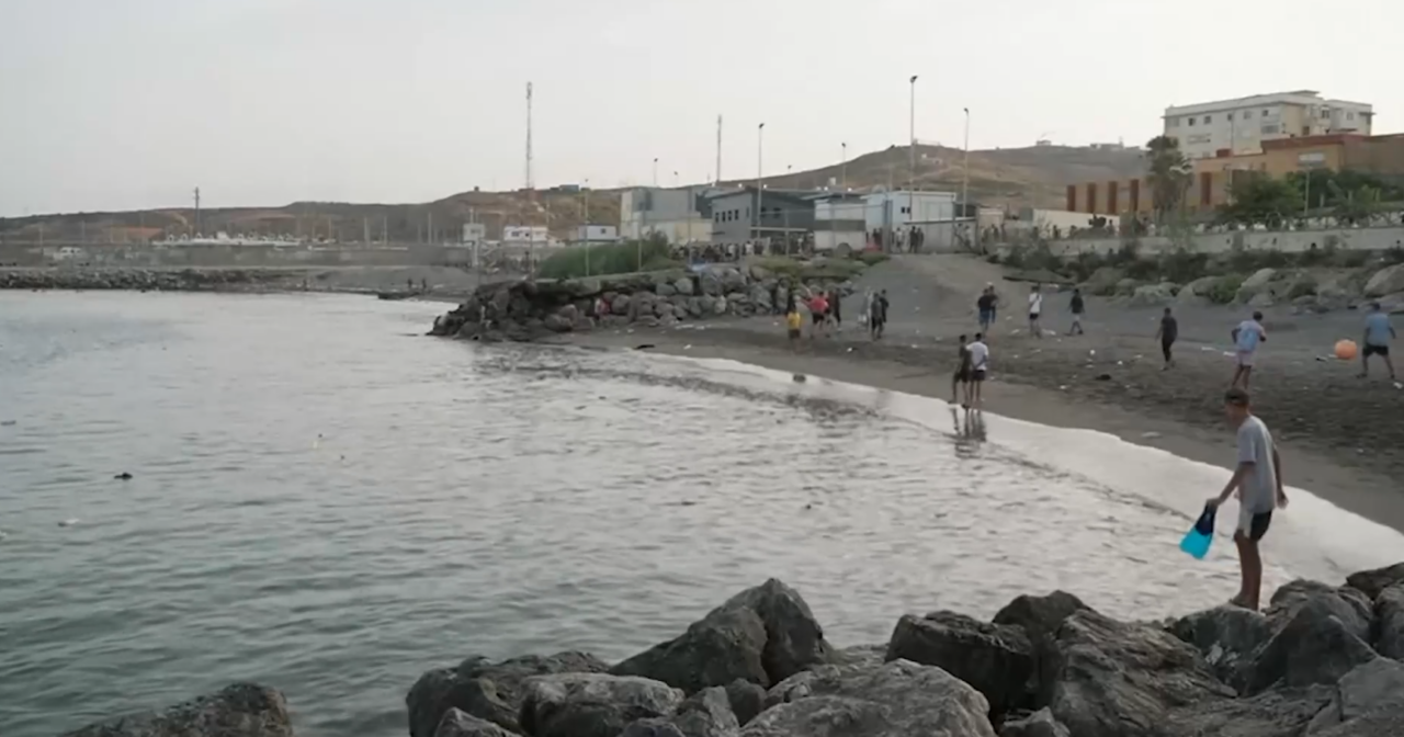 Imagini de la punctul de trecere a frontierei Tarajal din Ceuta, pe unde 65.000 de oameni au trecut dinspre Maroc. 57 de persoane au murit